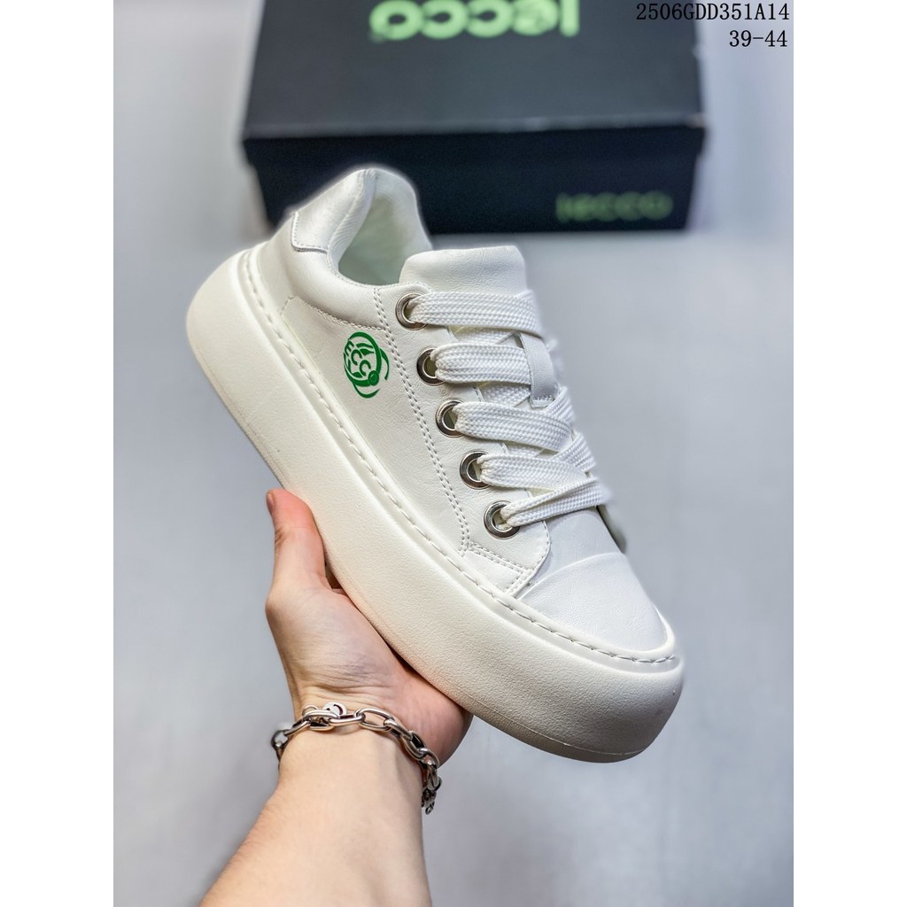 รองเท้าผ้าใบแฟชั่น Fendi แบบสบายๆ สำหรับทุกโอกาส