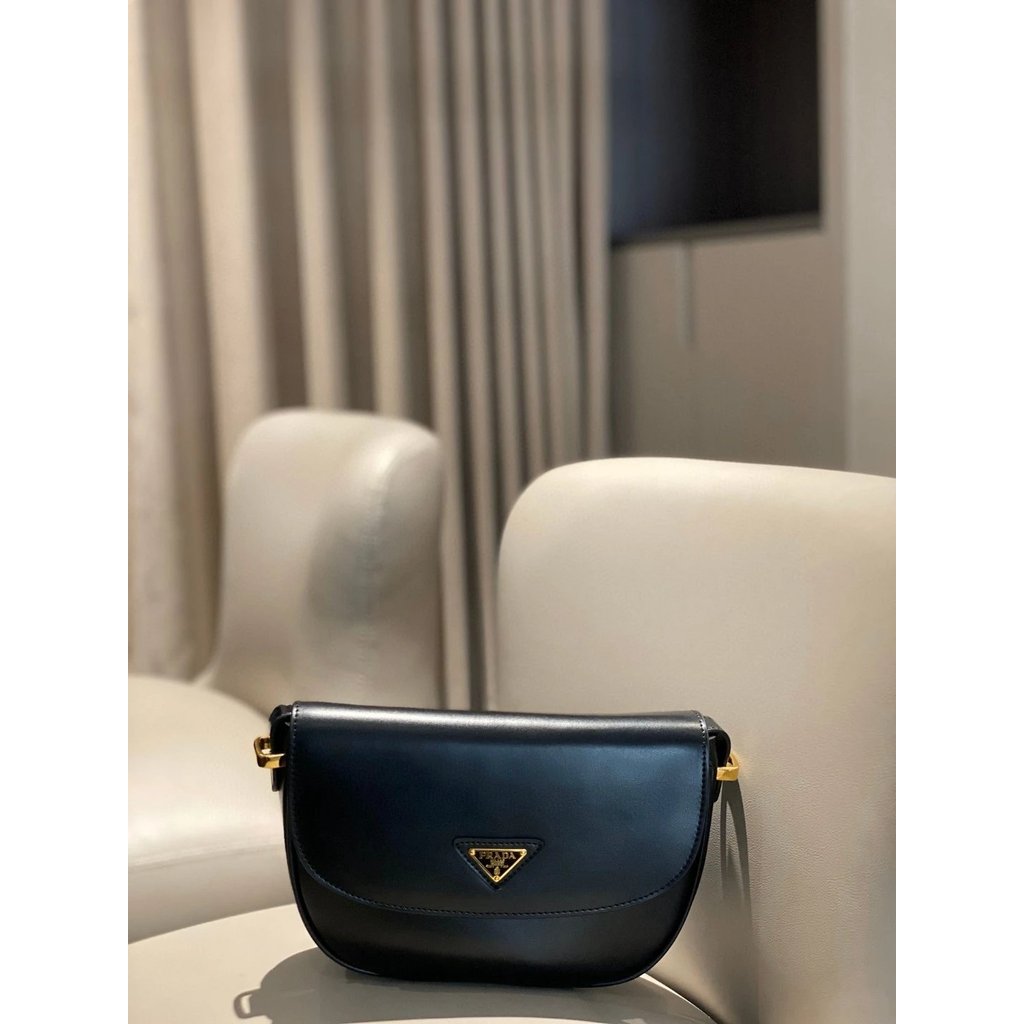 กระเป๋าสะพายข้างและคล้องบ่าสำหรับผู้หญิง Prada Voltaire Saddle Bag สินค้าใหม่