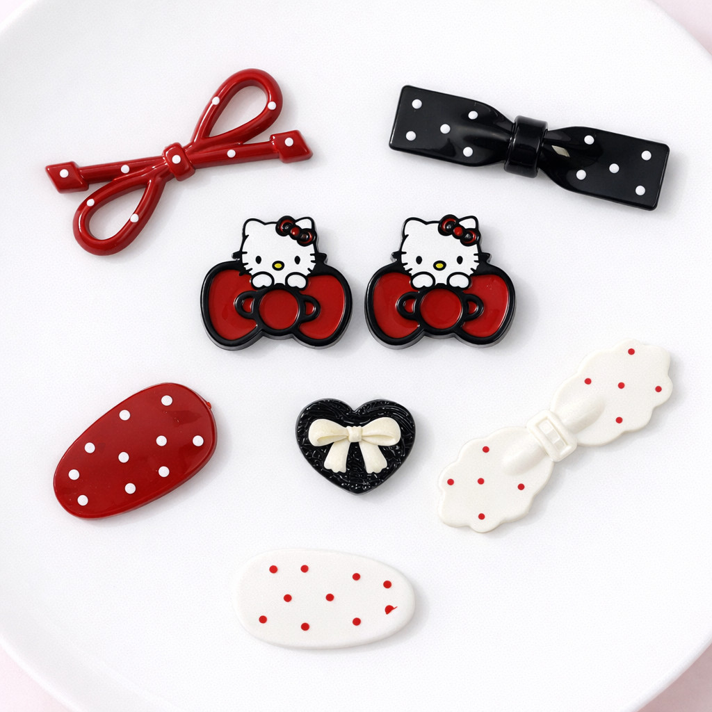 Hello Kitty Charm ชุด Red Bow Polka Dot น่ารักสไตล์วินเทจสีดําและสีขาวน่ารัก Croc รองเท้าแตะตกแต่งอุ
