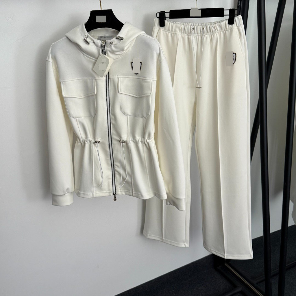 ชุดกีฬา Brunello Cucinelli แขนยาวและเอวยางยืด ดีไซน์เรียบหรู