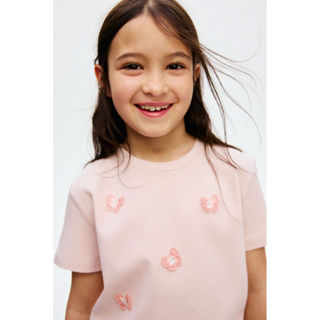 H&M(เอชแอนด์เอ็ม) เสื้อยืดดีเทลลายโมทีฟ เด็กผู้หญิง 1302424_…