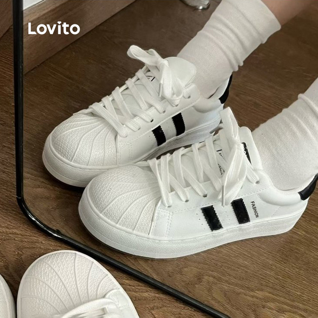 Lovito รองเท้าผ้าใบลำลองสำหรับผู้หญิง รองเท้านักเรียนสีขาว รองเท้าผ้าใบสีขาวเรียบง่าย คลาสสิก และใช้งานได้หลากหลาย LFA112034