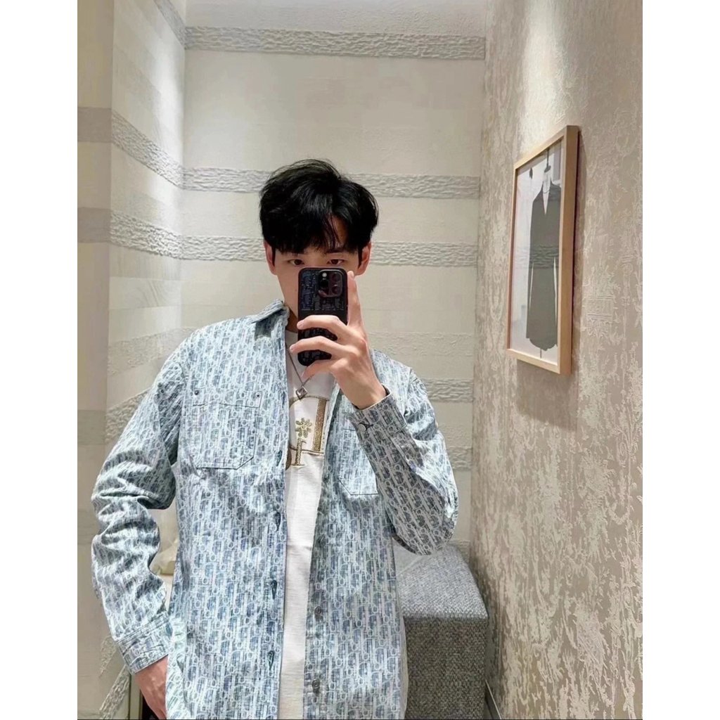 เสื้อเชิ้ตแขนยาวพิมพ์ลายผู้ชายสีฟ้าจากคอลเล็กชัน Essentails Series Cotton Denim ของ DIOR
