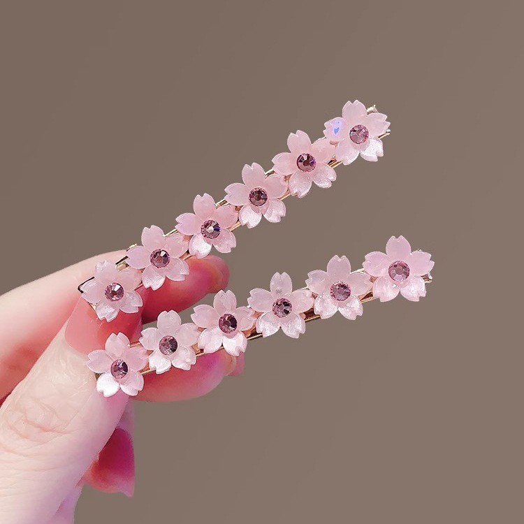 เครื่องประดับผมสไตล์หวาน พร้อมดอกไม้เล็กและเพชรด้านข้าง แบบเรียบหรู สำหรับปี 2025 จาก TSX