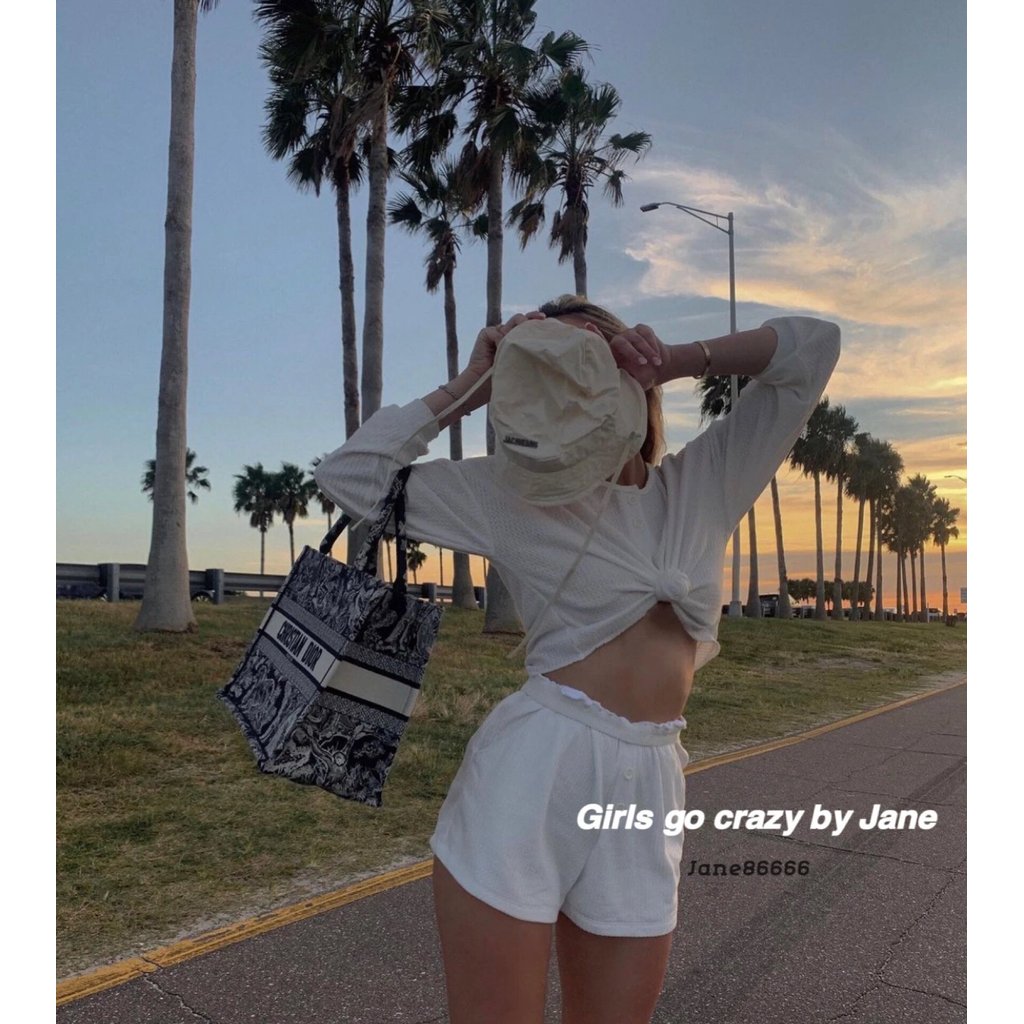 กระเป๋า Tote ลายเสือ จากคอลเล็กชัน Favorite Zoo โดย Coach Kira | กระเป๋าช้อปปิ้งดีไซน์สวยงาม