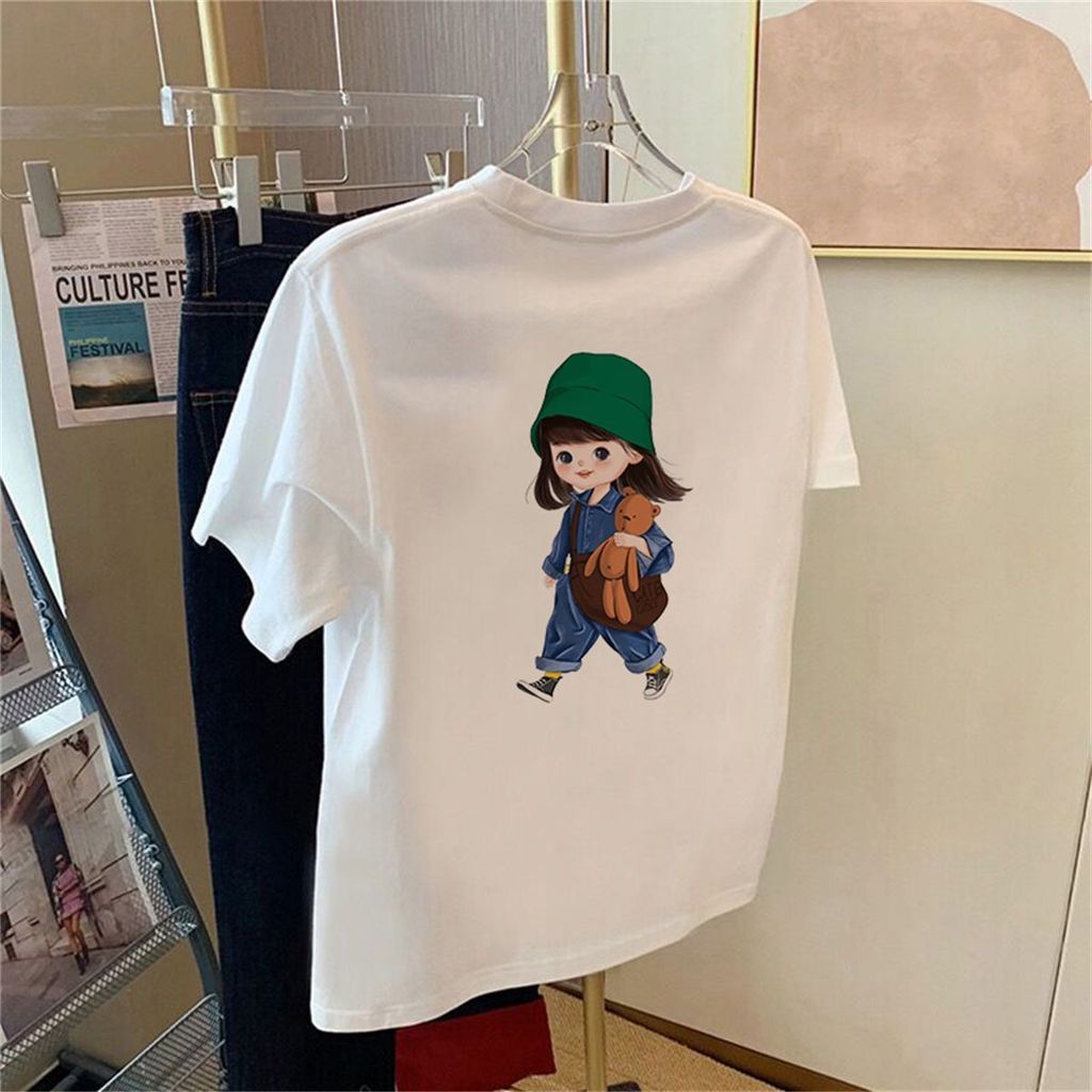 เกาหลี 20262025ฤดูร้อนสไตล์ใหม่สีขาวแขนสั้นเสื้อยืดผู้ชายผู้หญิงสร้างสรรค์หลวมทุกการแข่งขันรอบคอการ์