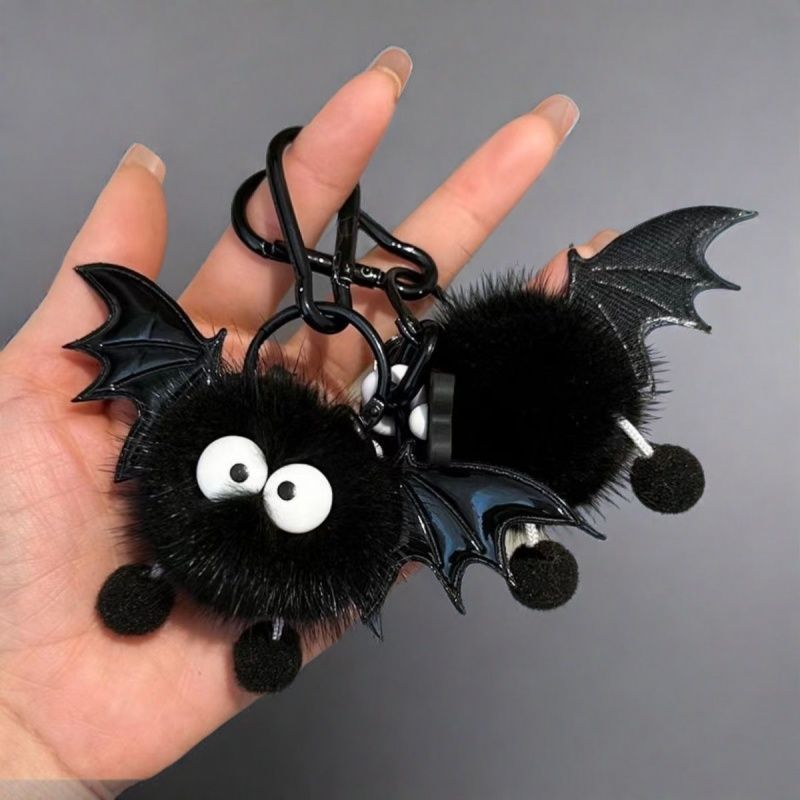 น่ารักกระเป๋านักเรียน Briquettes สีดําสีขาว Devil Plush จี้รถตุ๊กตาพวงกุญแจจี้ Elf กระเป๋า ll4.17