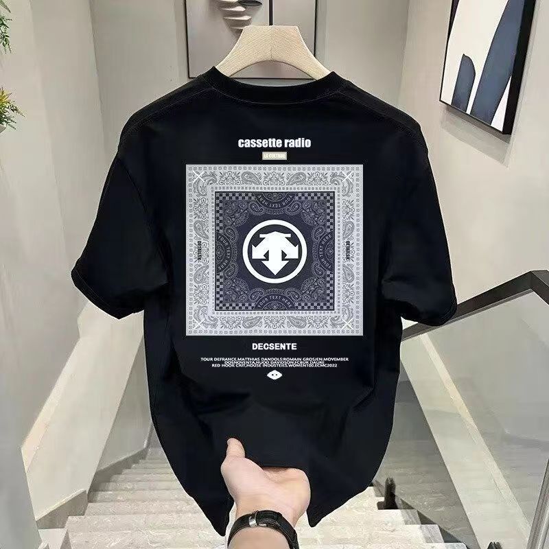 DESCENTE เสื้อยืดแขนสั้นสำหรับผู้ชาย สไตล์ใหม่ทันสมัย ระบายอากาศได้ดี สวมใส่ง่ายกับทุกโอกาส