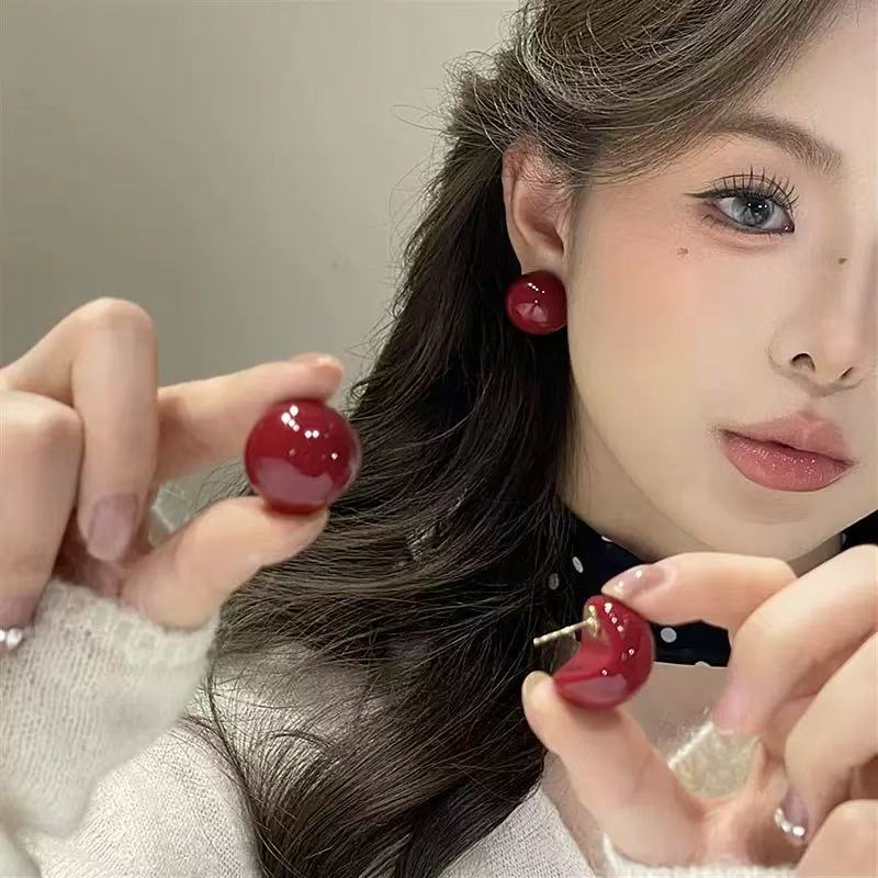 ต่างหูมุกสีแดง Retro High-End สร้างบุคลิกภาพที่ไม่ซ้ำใคร