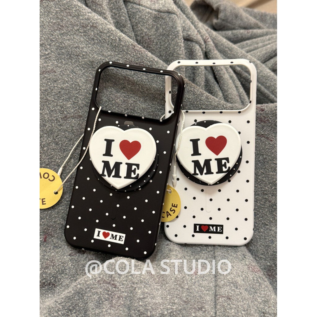 Magnetic Snap-on Designer Hard Case สําหรับ iPhone 17 Pro Max 17 Pro ฝาครอบการ์ตูนสีดําสีขาวรูปแบบจุดเปลือกป้องกันและขาตั้งแม่เหล็กใช้งานร่วมกับ iPhone 17