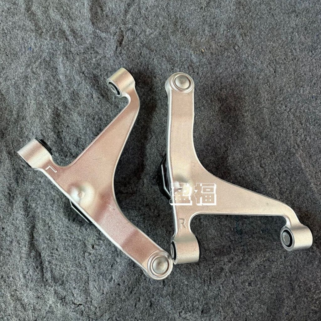 ปีกอ่างล้อหลังบน แท้ Nissan 350Z Z33 370Z Z34 Infiniti G35 V35 / G37 V36