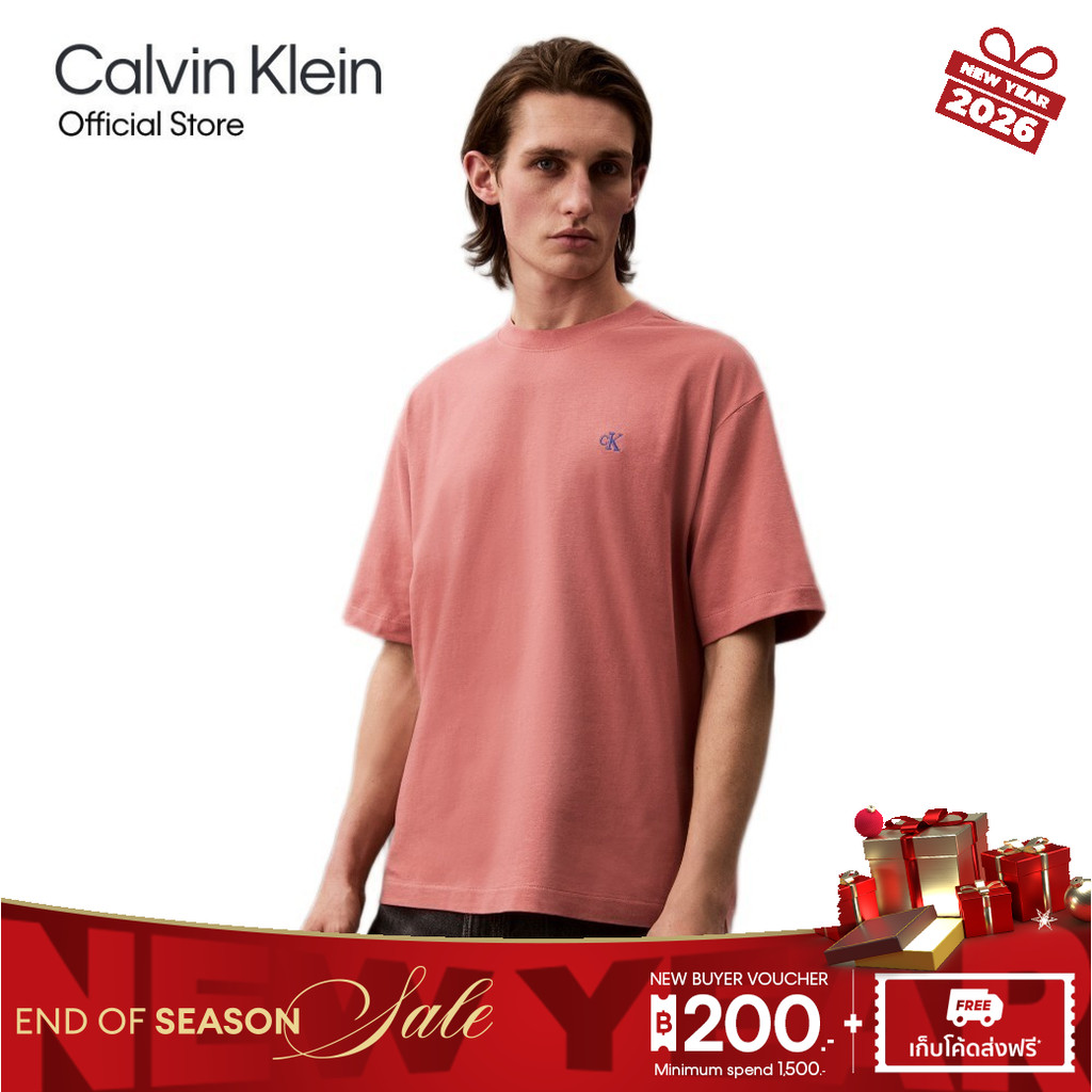 CALVIN KLEIN เสื้อยืดคอกลมแขนสั้นผู้ชาย Archive Logo ทรง Relaxed รุ่น 40HM229 GDA – สี Mahogany
