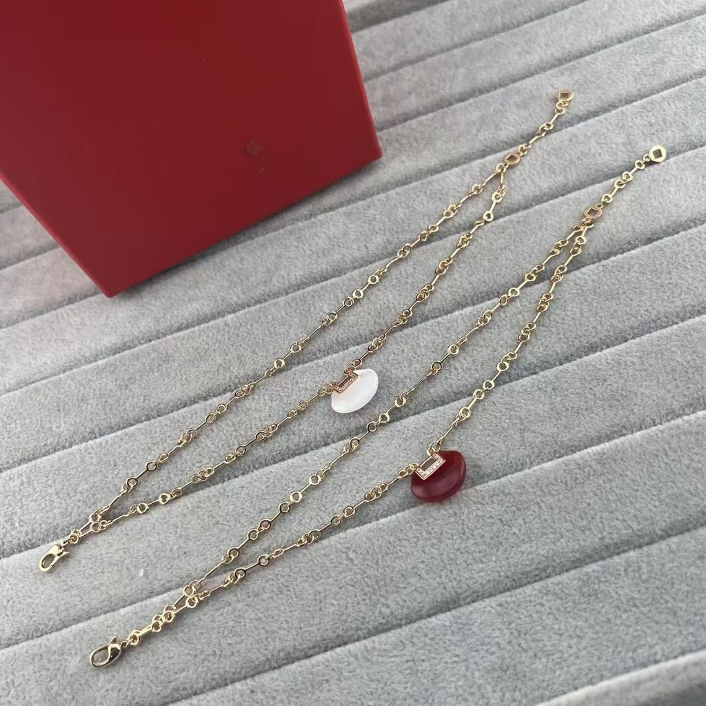 Qeelin สร้อยข้อมือเพชรดีไซน์หรูหรา พร้อมลูกกลิ้งทองคำ