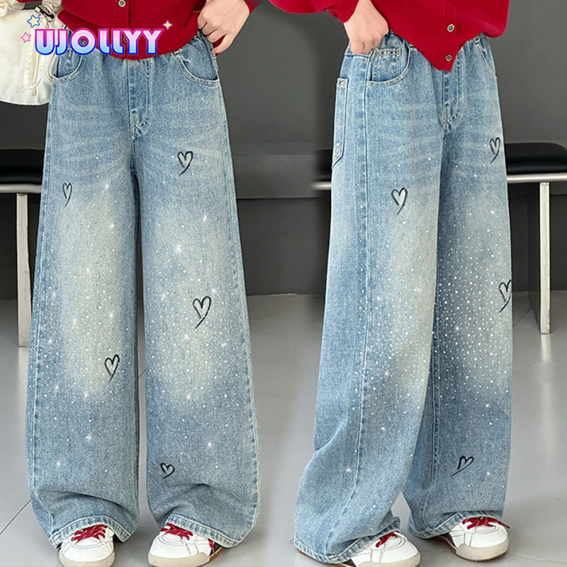 UJOLLYY สีน้ำเงิน กางเกงยีนส์เด็กผู้หญิง หัวใจรักสีดำพิมพ์และการออกแบบเจาะครึ่ง เอวยางยืด 2026 รุ่นใหม่ ฤดูร้อน พักผ่อน แฟชั่น เทรนด์ 130-160cm
