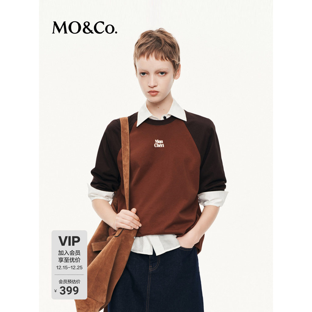 MOCO เสื้อยืดแขนยาว 2025 ฤดูใบไม้ร่วงผลิตภัณฑ์ใหม่ผ้าฝ้าย Raglan แขน Flocking พิมพ์รอบคอหลวม MBE3TEE