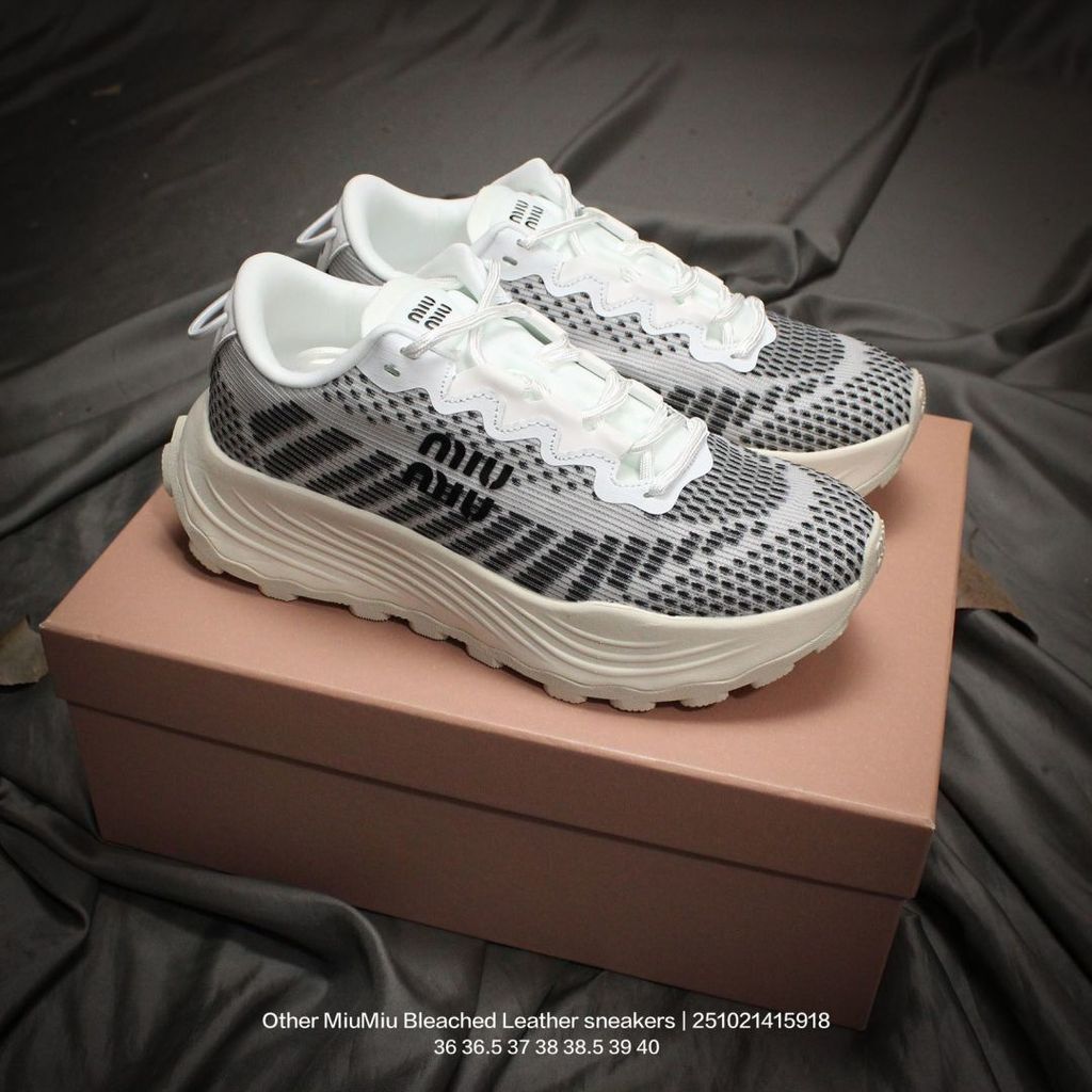 รองเท้าผ้าใบ MiuMiu หนังแท้ ดีไซน์เรโทร มีแผ่นยางพิเศษสำหรับการเดินที่สบายและลดแรงกระแทก