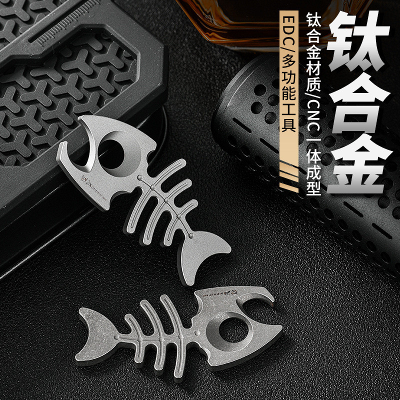 สินค้าใหม่ Titanium Alloy Key จี้ edc Gadget ไทเทเนียมที่เปิดขวด Fishbone Shape EDC พวงกุญแจ