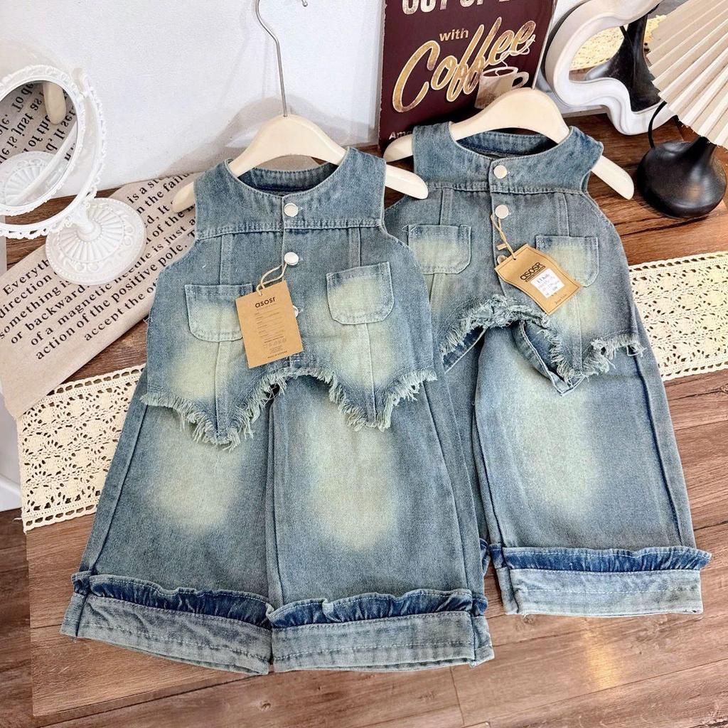 G335 (ขนาด 90-140) ชุดเซ็ทยีนส์เสื้อแขนกุดตกแต่งกระเป๋าหน้า และกางเกงขายาวตกแต่งขาพับ