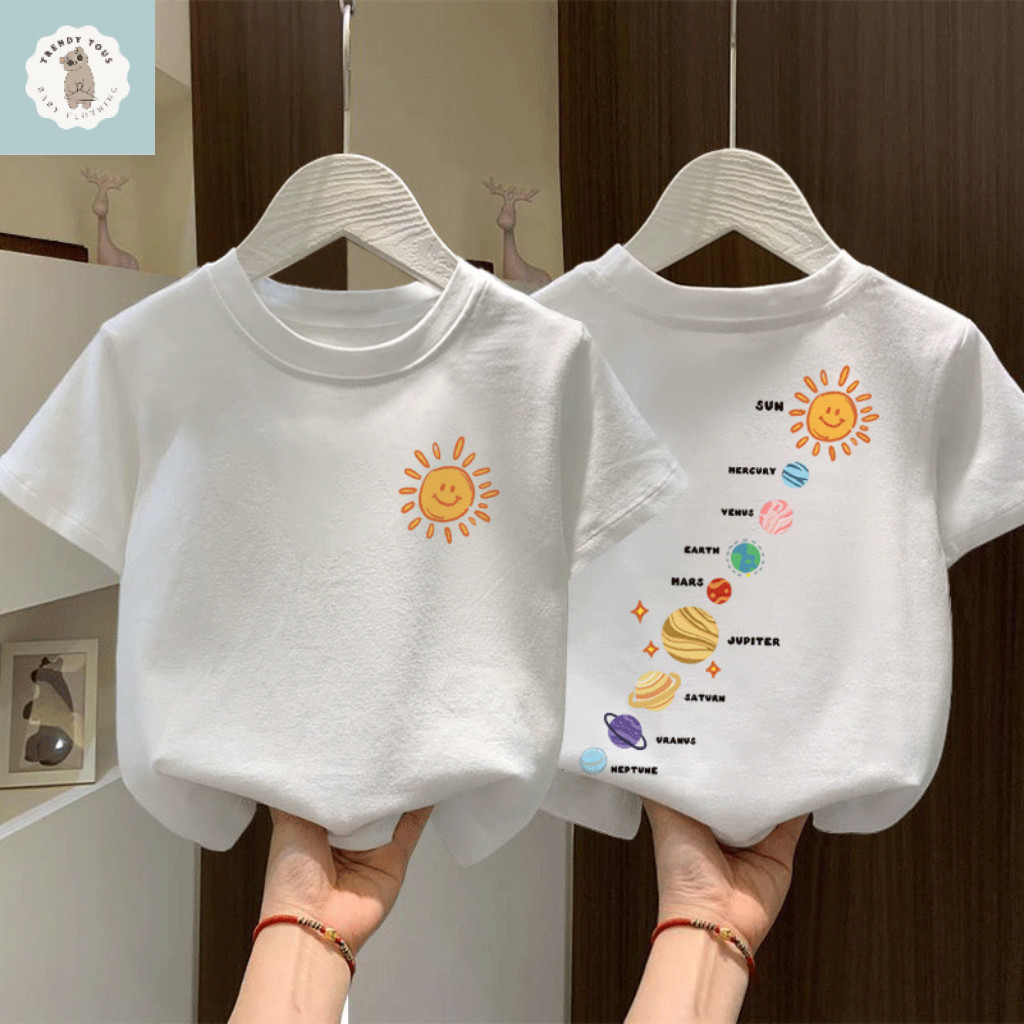 เสื้อยืดแขนสั้นเด็กแบบใหม่สำหรับฤดูร้อนปี 2026 สำหรับเด็กชายและเด็กหญิง สีแอปริคอต คอกลม การออกแบบสิ่งพิมพ์ แนวโน้ม