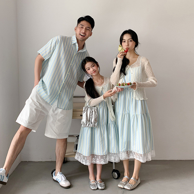 ชุดครอบครัวสำหรับวันหยุด กระโปรงสลิงลายฝรั่งเศสและเสื้อ เหมาะสำหรับเดินทางในหน้าร้อน
