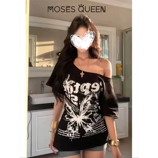 < MOSESQUEEN > เสื้อผ้าสั้นแขนสั้น แบบไหล่เปิด พรินต์ตัวอักษรเซ็กซี่ พร้อมชุดบนสไตล์ที่ผูกสายคลุมหลังแบบผ่อนคลายและหลวม #63648