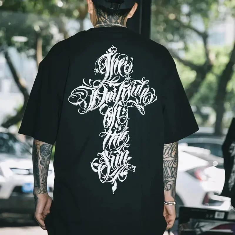 เสื้อยืดผู้ชายสไตล์ฮิปฮอปสไตล์ฮาราจูกุสตรีท Chicano Cross Tattoo พิมพ์องค์ประกอบนักร้องชายฝั่งตะวันตก หลวมแขนสั้นสไต