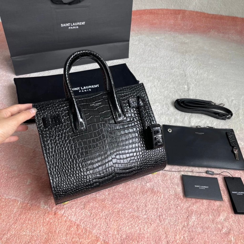 กระเป๋าSaintLaurent หนังแท้ลายจระเข้ ขนาดกลาง รูปทรงนุ่ม มีที่จับและเข็มขัดปรับได้ สามารถถอดแท็กโลโก