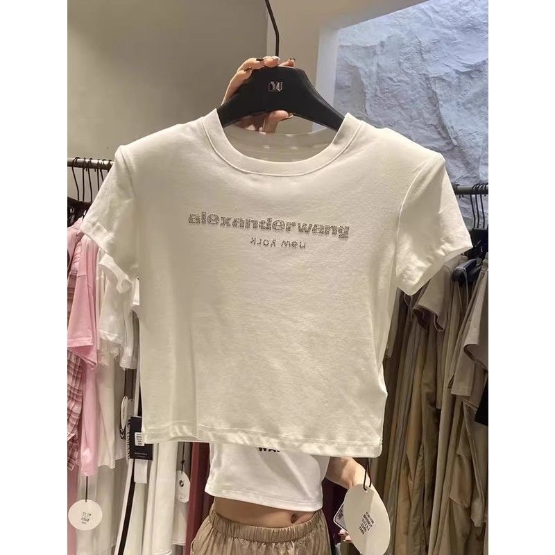 เสื้อยืดสไตรล์ใหม่สำหรับฤดูร้อน ทรงพอดีตัวและบางเบา ลายเพชรดูโดดเด่น