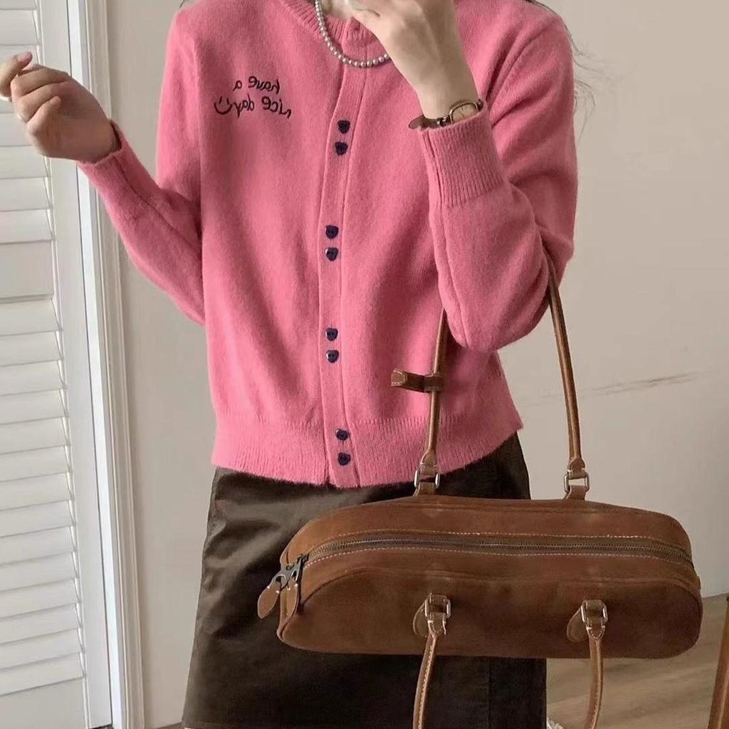 เสื้อไหมพรกันนาวแขนยาว งานปักเล็กๆ คาร์ดิแกน ผ้านุ่มใส่สบาย แต่งกระดุมตัวใจน่ารักมาก เรียบหรู-พร้อมส่งจาก กทม.-รุ่นP039