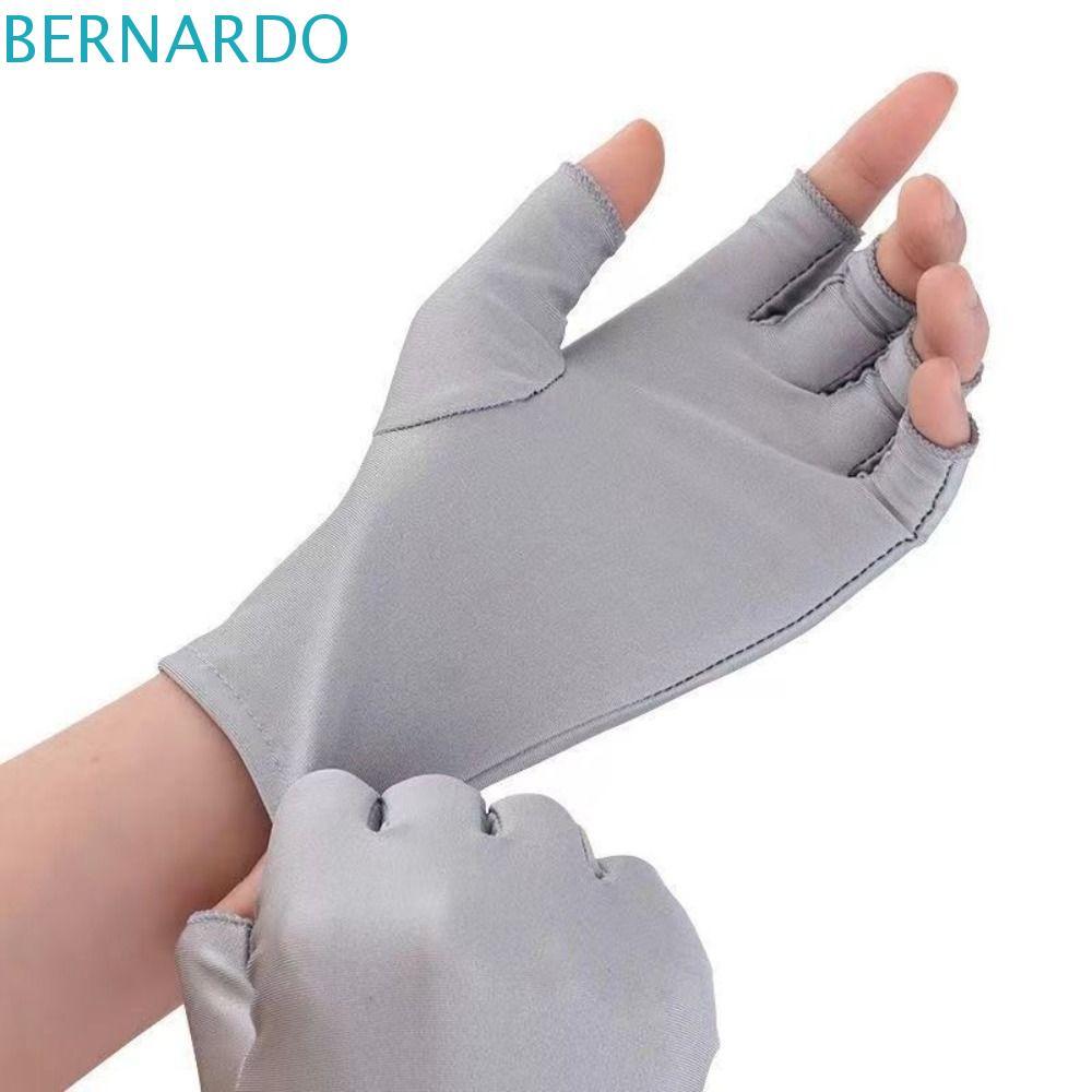 BERNARDO ถุงมือผู้หญิง ป้องกันแสงแดดและ UV ทำจากผ้าไหมน้ำแข็งสแปนเด็กซ์ ออกแบบให้มีสองนิ้วเปิด และระบายอากาศได้ดี