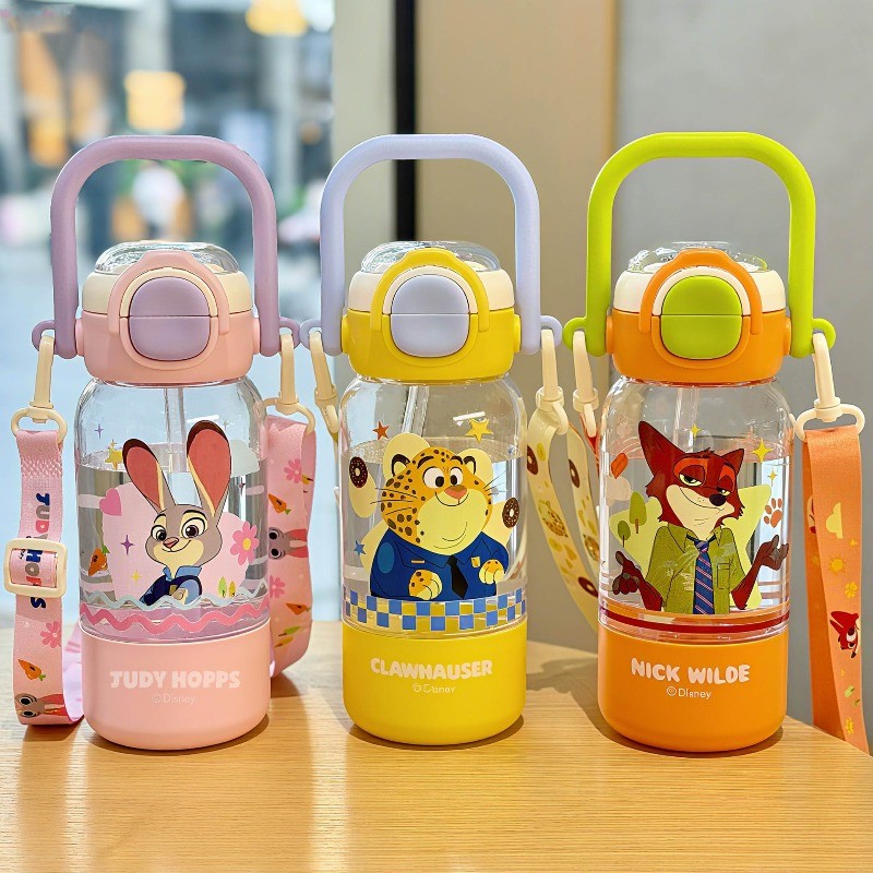 ✨กระบอกน้ำเด็ก Disney Zootopia 590ML ขวดน้ำพลาสติก Tritan ปลอดสาร BPA มีหลอดดื่ม มีสายสะพายและหูหิ้ว พกพาได้ ไม่รั่ว สำหรับนักเรียน