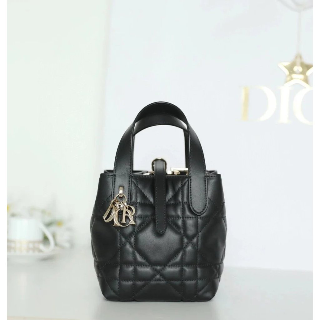 กระเป๋าสะพายข้าง Dior รุ่น Toujours ทำจากหนังวัวแท้ สไตล์คลาสสิก พร้อมฮาร์ดแวร์สีทอง ขนาด 13 x 15 x 