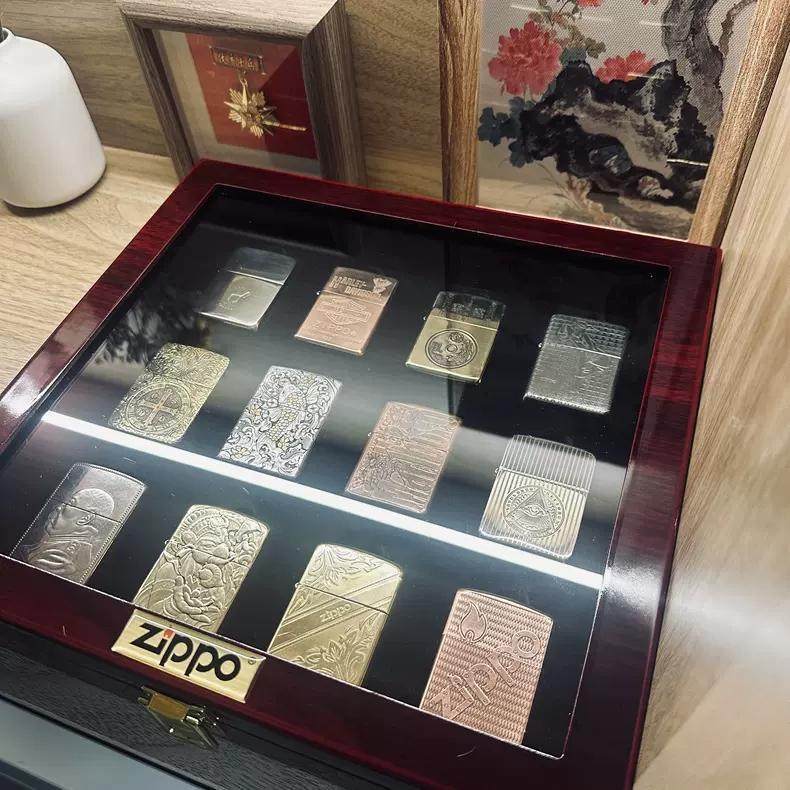 กล่องเก็บไฟแช็ก, กล่องแสดงกันฝุ่น, กล่องเก็บของที่เหมาะสำหรับ ZIPPO ไฟแช็กกล่องไม้เคลือบสีกระจกฝาป้ายทอง