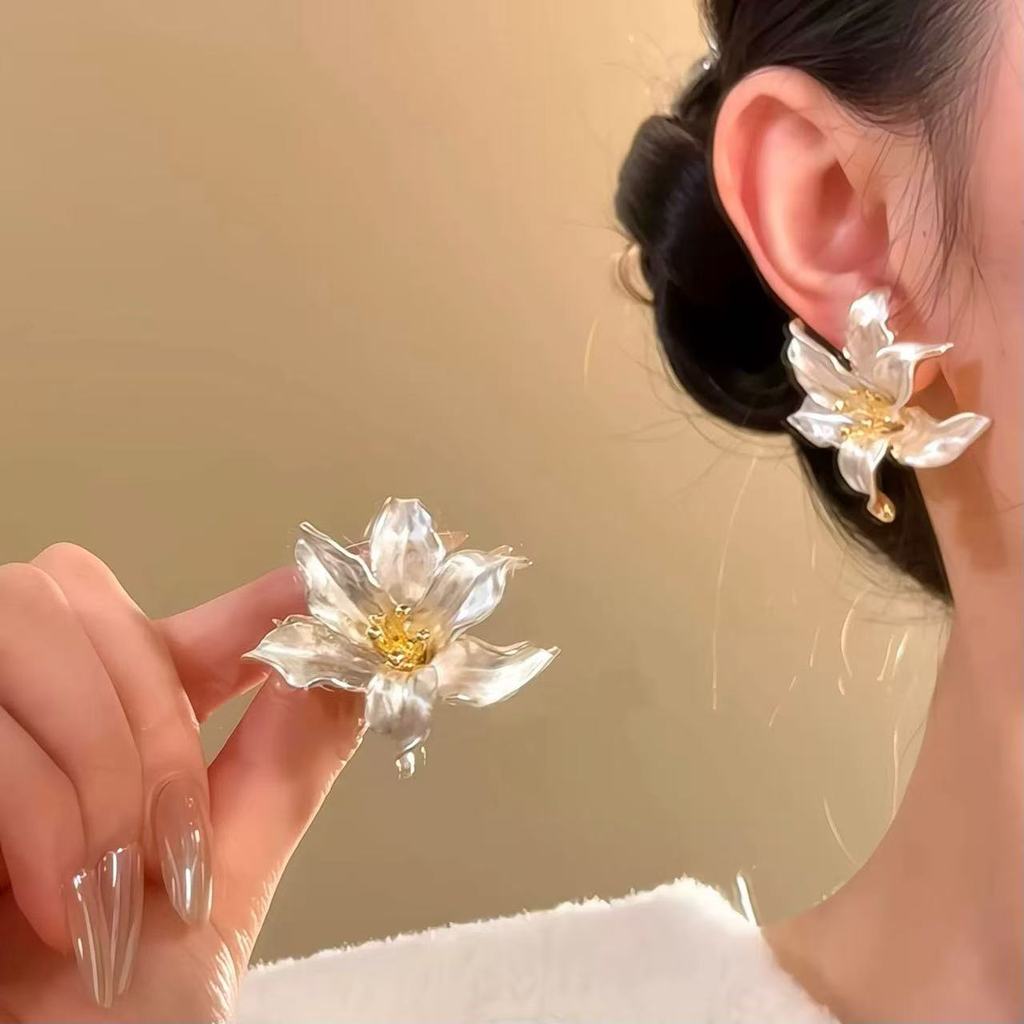 ต่างหูไอริสสีขาวฝรั่งเศส ออกแบบเหมือนดอกไม้ เพื่อความหรูหรา