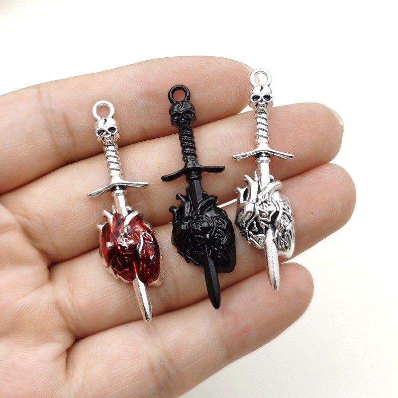 5PCS ฮาโลวีน Punk Gothic Skull ดาบ Charm จี้ดาบเจาะจี้หัวใจ DIY Handmade เครื่องประดับทําอุปกรณ์เสริม