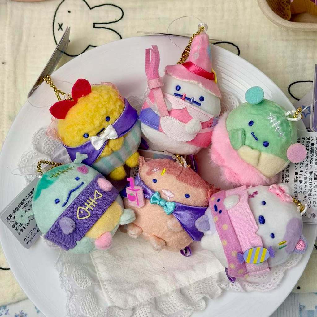 Sumikko Gurashi Ghost Series Plushie ของเล่น Ebi Dango Fry Ghost Shirokuma Kushikatsu น่ารักตุ๊กตาพวงกุญแจกระเป๋าจี้ตุ๊กตาการ์ตูนเด็กของขวัญ