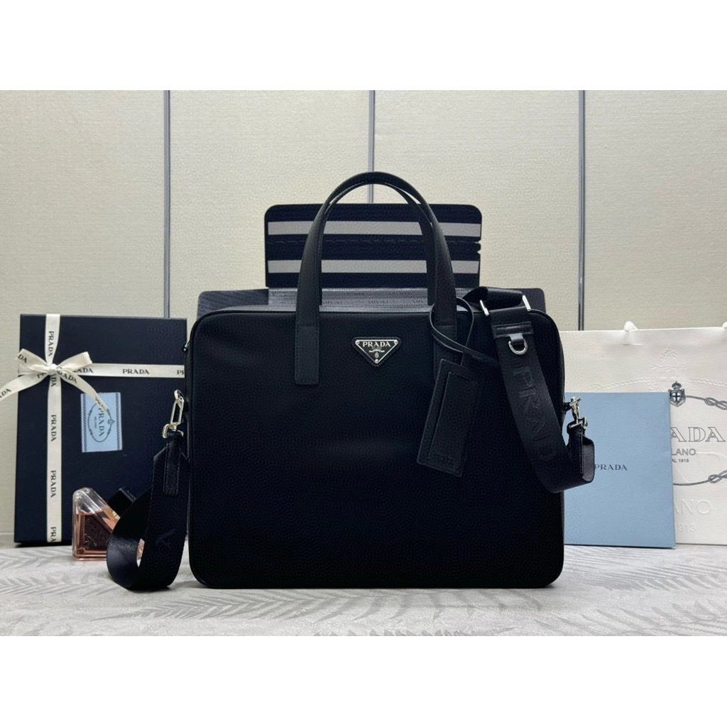 Prada Mens Briefcase กระเป๋าคอมพิวเตอร์ Essential สําหรับ Commuter Business Trip กระเป๋าถือนําเข้าผ้าไนลอน Napa Calfskin สายสะพายไหล่ปรับได้