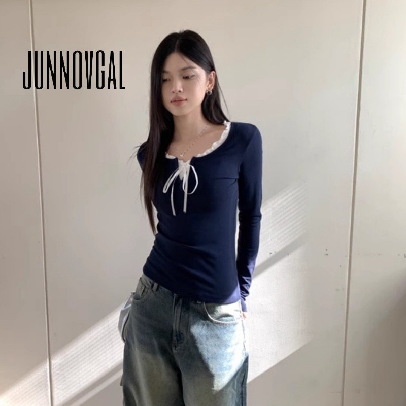 JUNNOVGAL เสื้อยืดผู้หญิงปลอมสองชิ้นสีทึบลูกไม้ลําลองสไตล์ใหม่แขนยาวสลิมฟิต