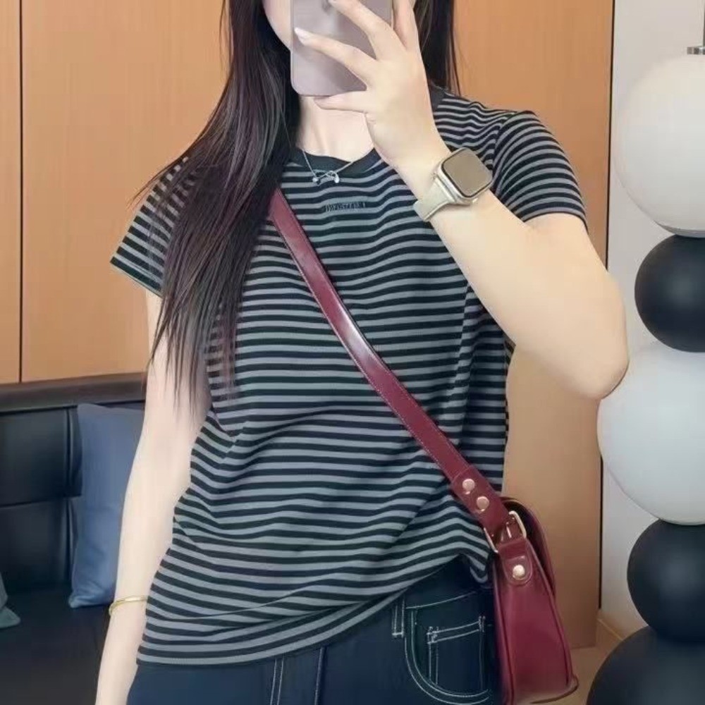 เสื้อลายคอกลมแขนสั้น แบบหลวมกระชับสัดส่วน สไตล์อเนกประสงค์สำหรับฤดูร้อนปี 2026