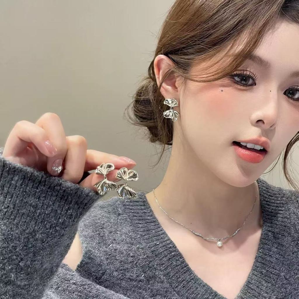 ต่างหูโบว์สีเงิน ออกแบบพิเศษ สำหรับแฟชั่นโดยเฉพาะ