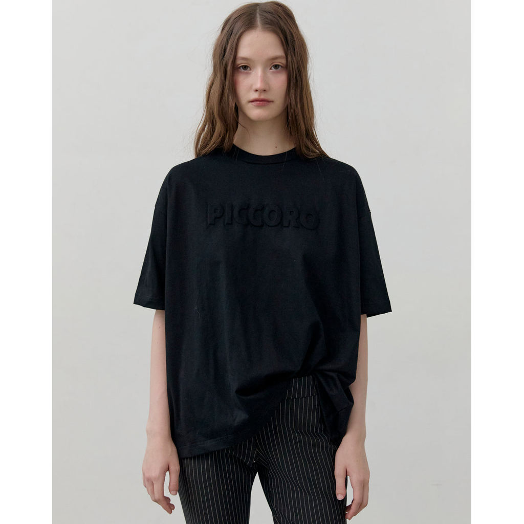 Piccoro เสื้อยืดโอเวอร์ไซส์ ลายโลโก้ปั๊มนูน สไตล์ Everyday Essential