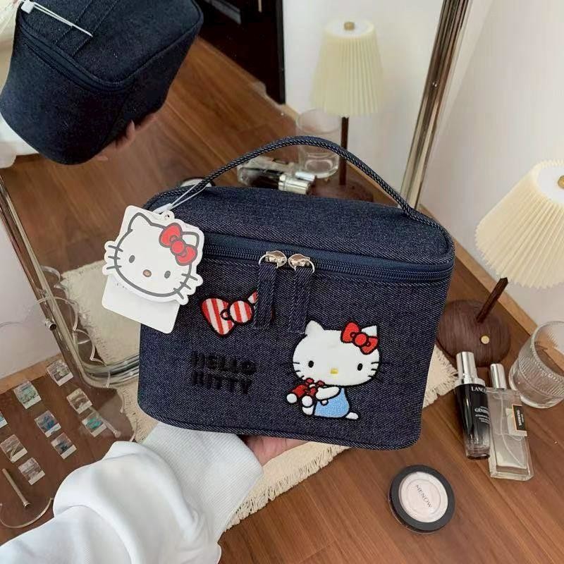 🧵 กระเป๋าเครื่องสำอาง 🎀 งานผ้ายีนส์ปักลาย ( ทรงกล่อง ) ขนาด 21×14×12 cm จะใช้ใส่เครื่องสำอางหรือจัดระเบียบของก็เป๊ะ