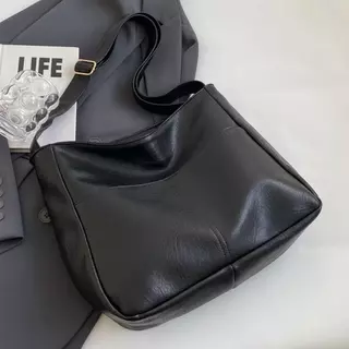 【พร้อมส่ง】 กระเป๋าสะพายไหล่ หนังนิ่ม ทรงสวย เรียบหรู ใส่ของได้เยอะ ใช้ได้ทุกวัน