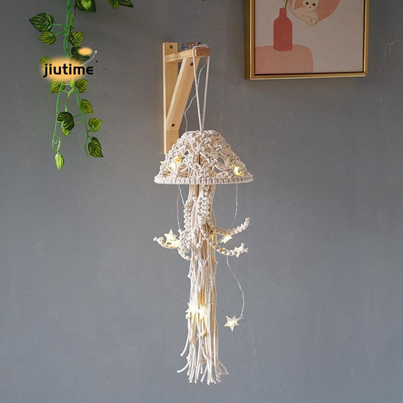 Boho Macrame Dream Catcher เครื่องประดับทอทําด้วยมือพร้อมไฟสตริงแมงกะพรุน Dream Catcher สําหรับแขวนต