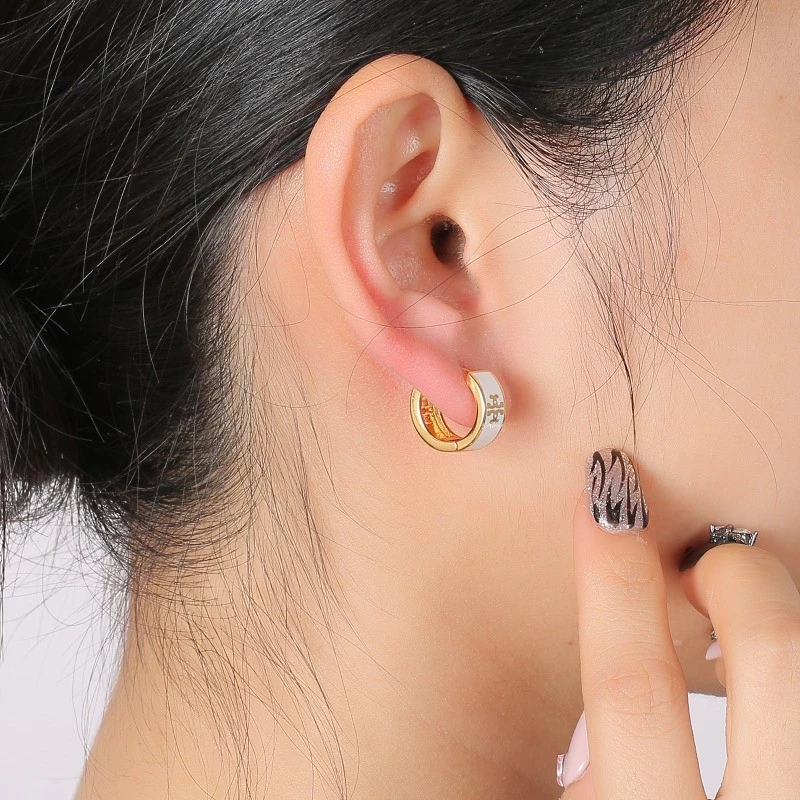 ต่างหู Retro Niche สไตล์ยุโรปและอเมริกา งานฝีมือประณีต ออกแบบเป็นทรงโปร่ง มีสไตล์ เหมาะสำหรับทุกการแต่งกาย เป็นของขวัญที่ควรค่าแก่การครอบครอง thumbnail 4