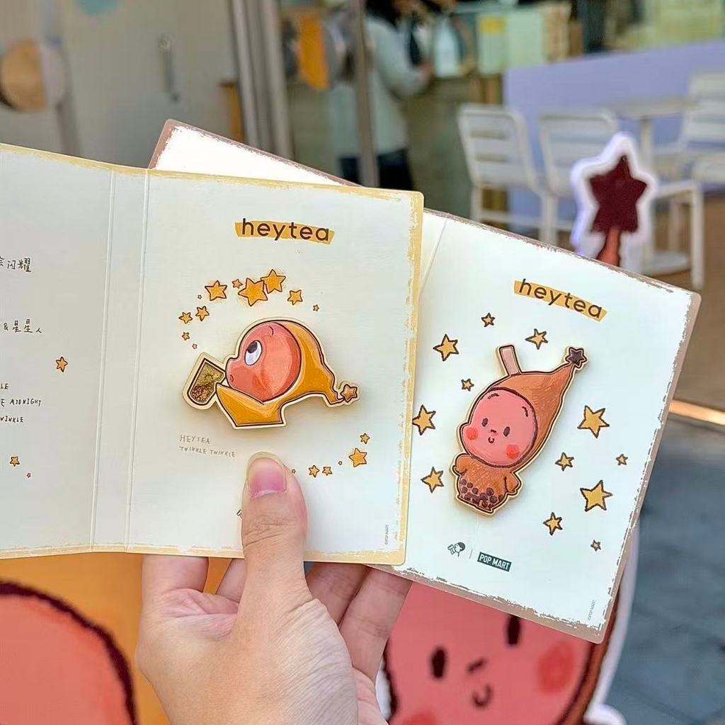 ใหม่ heytea Xicha x Starman Co-Branded Metal Badge ใหม่เอี่ยมสิ่งที่น่ารักสูงเข้าพิมพ์ตัวเองด้วยกระด