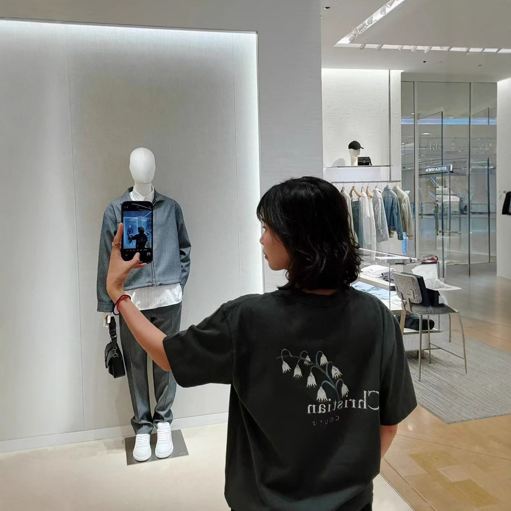 เสื้อยืดแขนสั้นหลวม สไตล์ Lilly of the Valley สำหรับทั้งชายและหญิง พร้อมภาพจริงจากซีซั่นใหม่ SS25