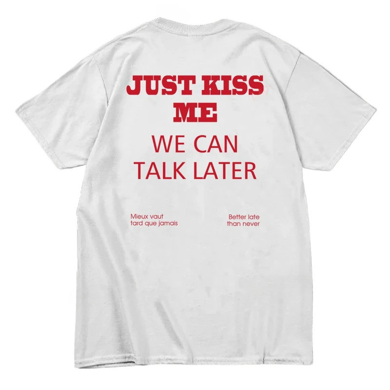 เสื้อยืดผ้าฝ้ายพิมพ์ลายกราฟิกข้อความ "Just Kiss Me" ดีไซน์ตลก ของขวัญสำหรับผู้หญิงและผู้ชาย เสื้อแฟช