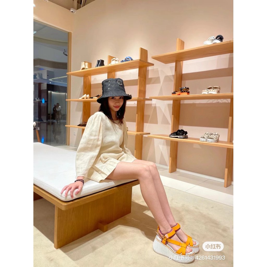 Chloe chloe 2024 สไตล์ใหม่สุภาพสตรีรองเท้าแตะพื้นหนาสายรัดไฟฟ้ารองเท้าแตะปัก Series มาใหม่ล่าสุด
