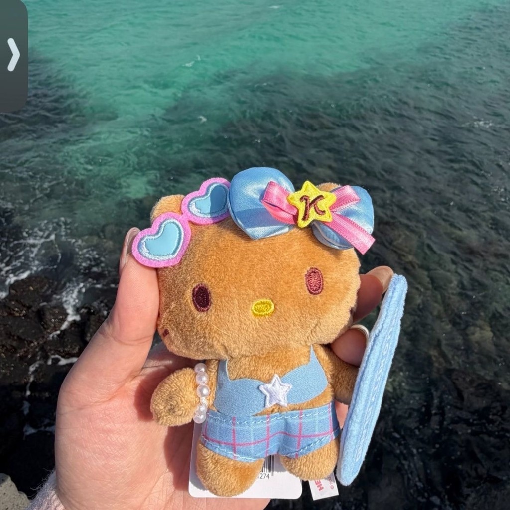 Jeju Island Surfing Kitty Cat กระเป๋าคิตตี้น่ารักหนังสีดํา kt จี้ตุ๊กตาน่ารักจี้ตุ๊กตาตุ๊กตาของขวัญพวงกุญแจของขวัญสําหรับเพื่อน